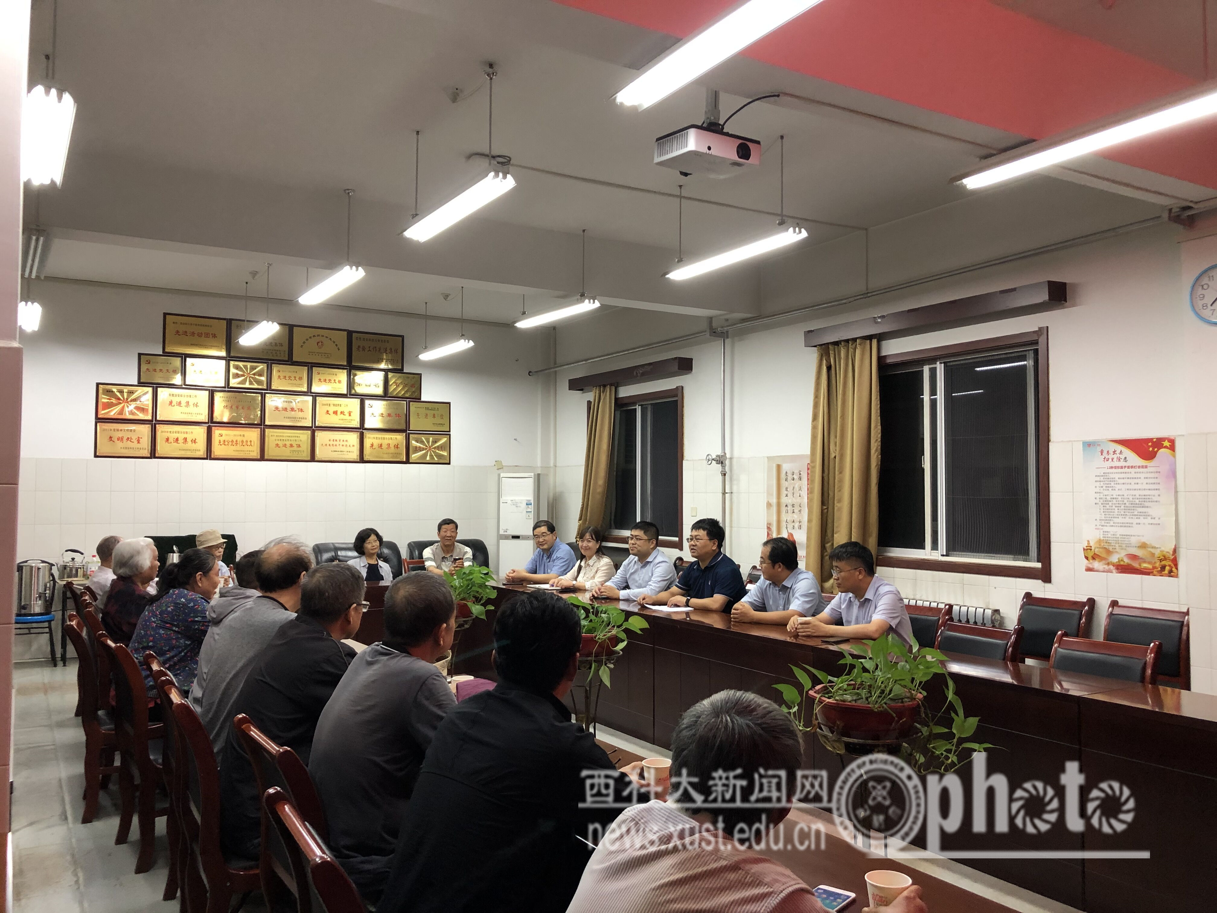 机械学院召开退休教工座谈会图片.jpg 原来名称也丢了