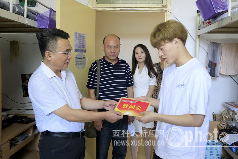 学校组织人员看望慰问河南受灾家庭留校学生