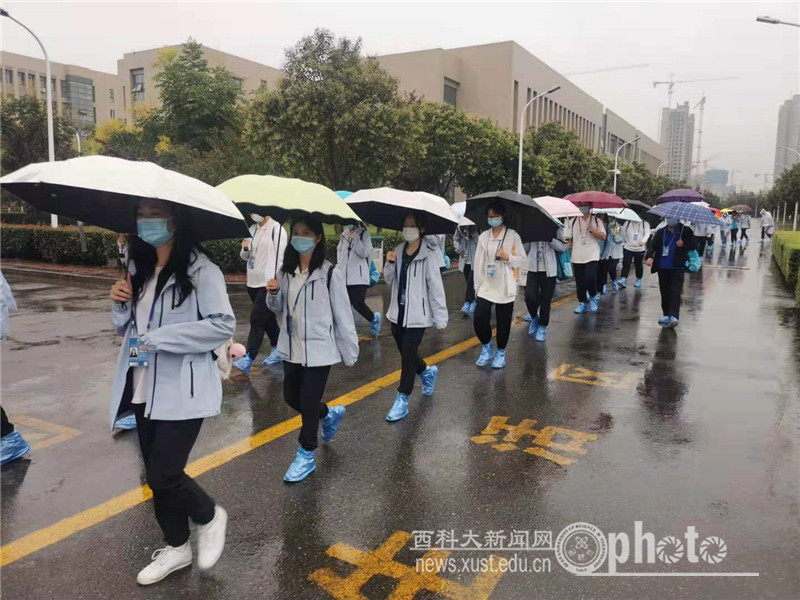 暖心：西安科技大学为十四运会学生群众演员配发冲锋衣