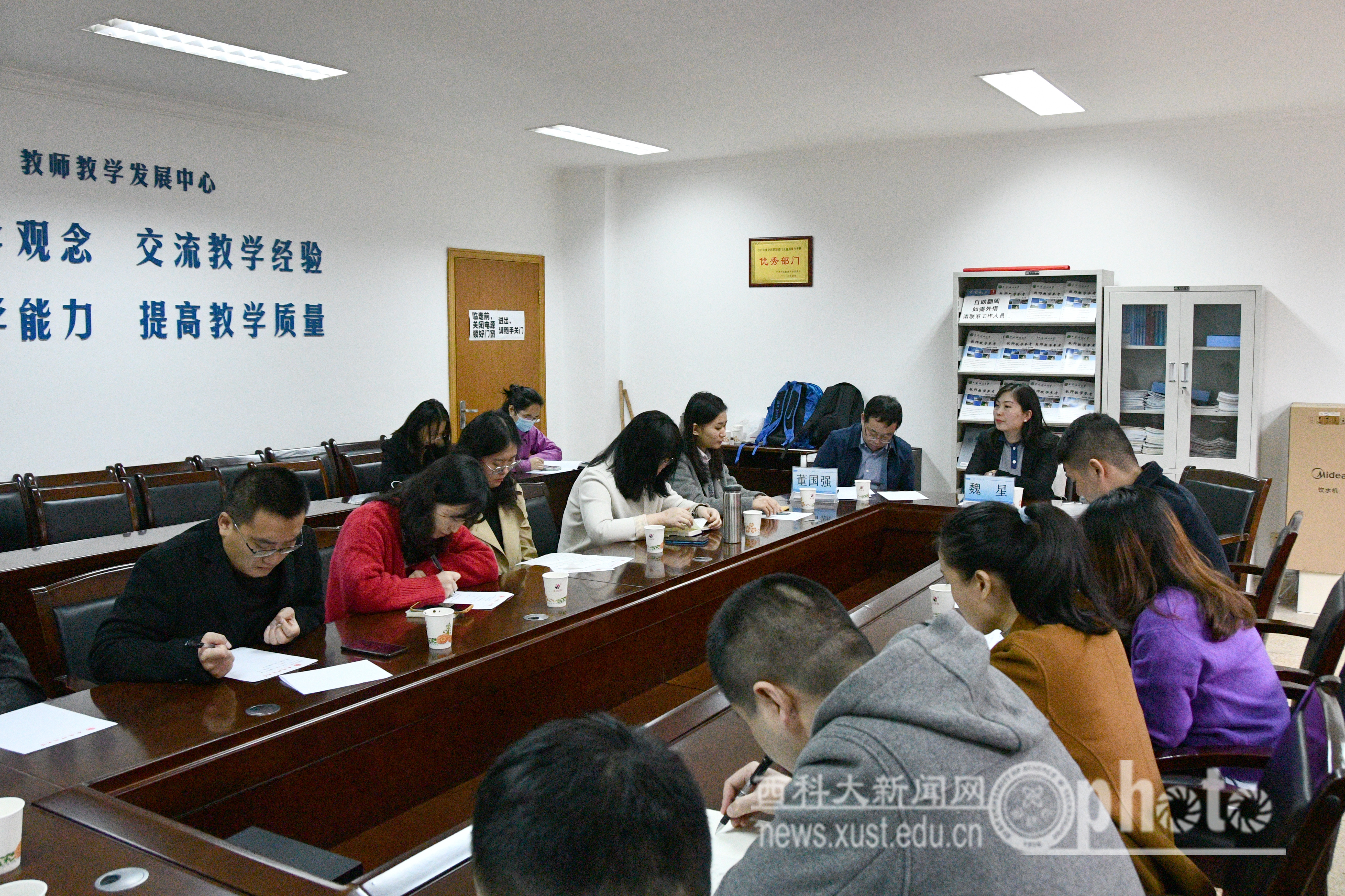 11.专家召开辅导员座谈会.jpg
