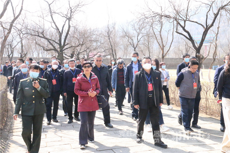 西安科技大学党委副书记樊建武与统战成员在枣园革命旧址参观.JPG