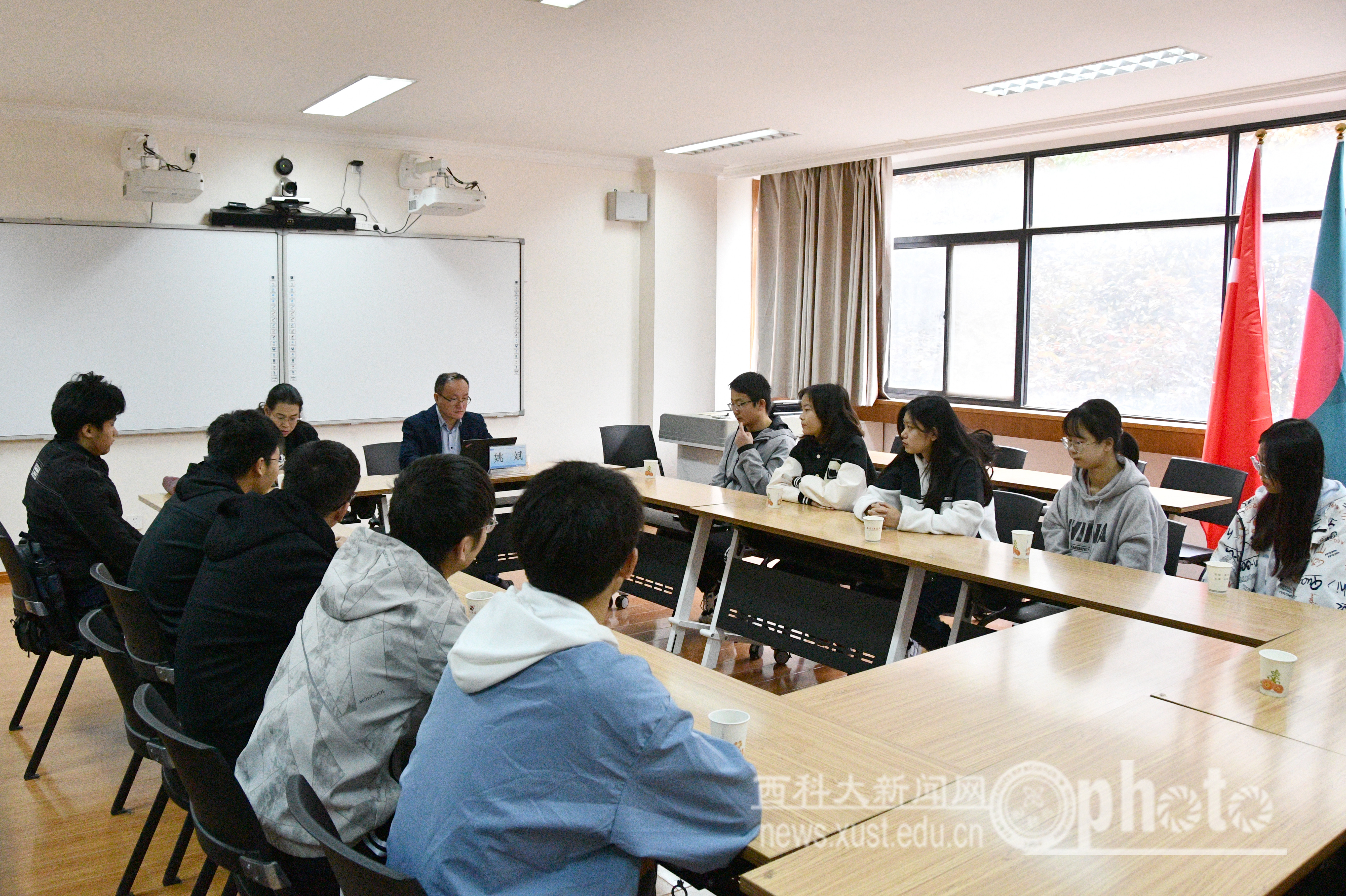 10.专家召开学生座谈会.jpg